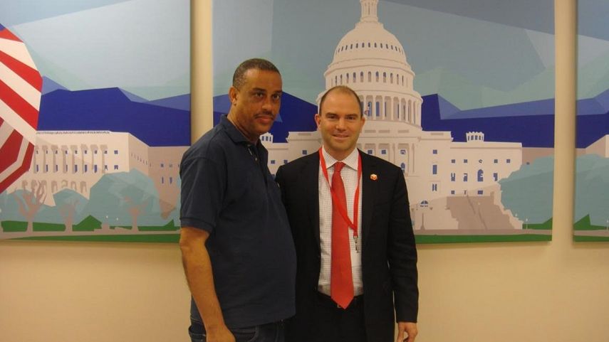 El periodista independiente cubano Iván García (izq.) junto a Ben Rhodes, asesor del entonces presidente de EEUU, Barack Obama, durante una reunión en La Habana en marzo de 2016.