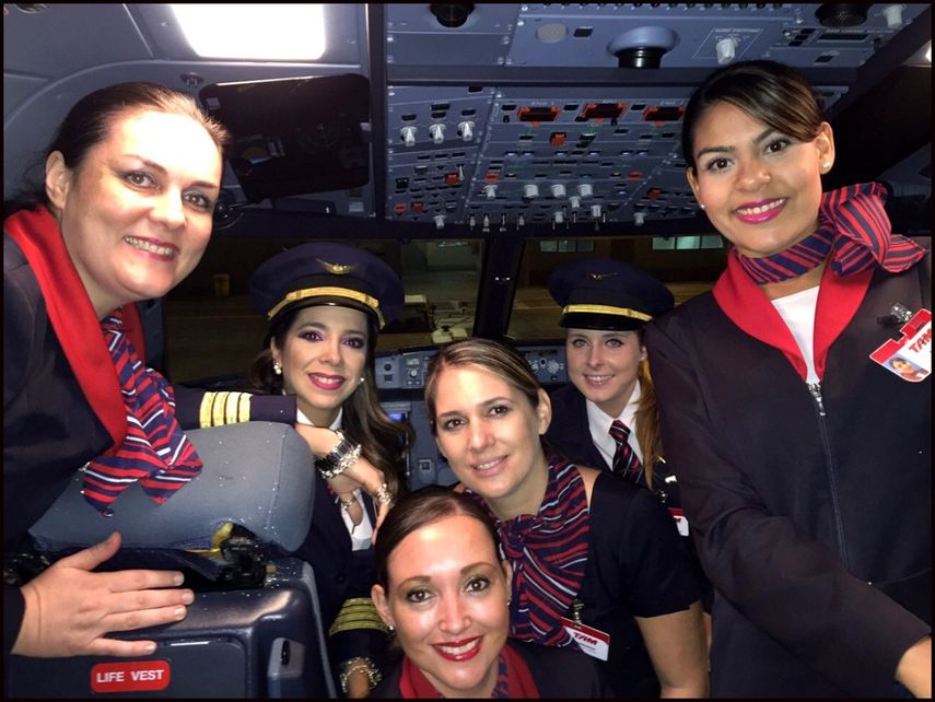 Letizia Ruiz (2da izq.), estuvo al mando del primer vuelo de la Aerolínea Tam tripulado exclusivamente por mujeres paraguayas.