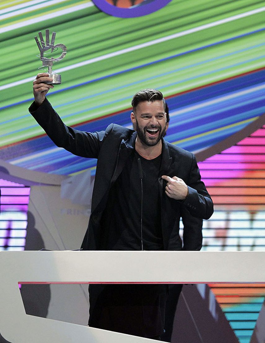 El cantante portorriqueño Ricky Martin recibe el galardón al mejor artista latino durante la gala de entrega de los premios 40 Principales 2013, esta noche en el Palacio de los Deportes de la Comunidad de Madrid. EFE/ Zipi