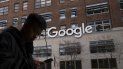 Un hombre con celular camina frente a las oficinas de Google en Nueva York. Un hombre con celular camina frente a las oficinas de Google en Nueva York.