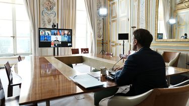 El presidente de Francia, Emmanuel Macron, participa en una videoconferencia con los líderes del G7 sobre Ucrania en el Palacio del Elíseo en París, el 8 de mayo de 2022, el día 74 de la invasión rusa de Ucrania. &nbsp;
