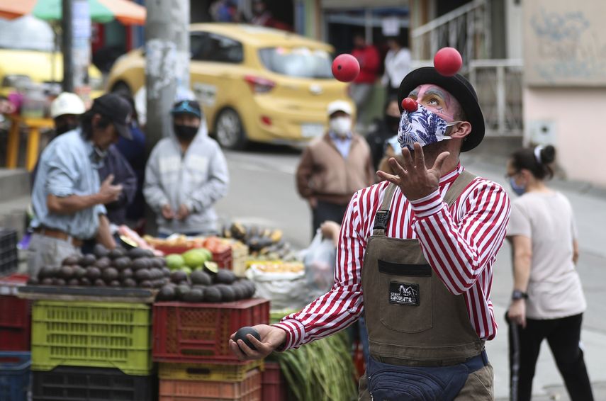 Un miembro de la compa&ntilde;&iacute;a Circo Encuentro realiza un acto de malabarismo a cambio de donaciones de alimentos para ayudar a personas de bajos recursos en medio de la pandemia del nuevo coronavirus, en Bogot&aacute;, Colombia, el s&aacute;bado 4 de julio de 2020.&nbsp;