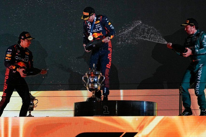 Desde la izquierda, Sergio Pérez, Max Verstappen y Fernando Alonso celebran en el podio del Gran Premio de Baréin, el domingo 5 de marzo de 2023.