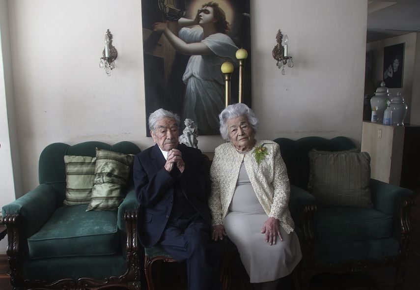 Los esposos Julio Mora Tapia, de 110 a&ntilde;os, Waldramina Quinteros, de 104, ambos profesores retirados, posan para una foto en su hogar en Quito, Ecuador, el viernes 28 de agosto de 2020.