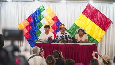 Somos salvajes los indígenas, campesinos, fabriles, mineros, sindicalistas, líderes de organizaciones populares, la clase media comprometida. Somos salvajes los antiimperialistas, anticapitalistas, antineoliberales y anticoloniales, replicó Morales, primer presidente indígena del país.