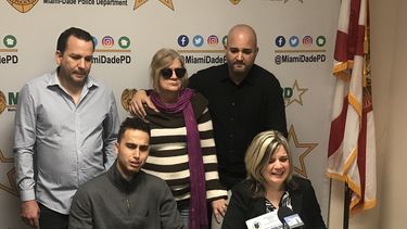 Sheila N&uacute;&ntilde;ez, la madre de la joven Melissa Gonz&aacute;lez, ofrece declaraciones en rueda de prensa, acompa&ntilde;ada del novio y otros familiares de la joven de 22 a&ntilde;os que perdi&oacute; la vida por un disparo en la I-95.