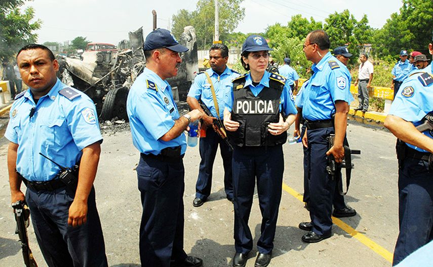 Aminta Granera directora de la Policía Nacional visitó el lugar de la matanza, cuestionó el accionar de los oficiales. La indignación se ha volcado a las redes sociales desde que se conoció trágico suceso y Facebook y Twitter se han llenado de mensajes