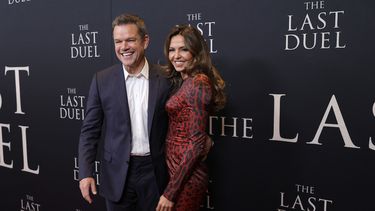 El actor Matt Damon y su esposa, Luciana Barroso, arriban al estreno de la película The Last Duel. 