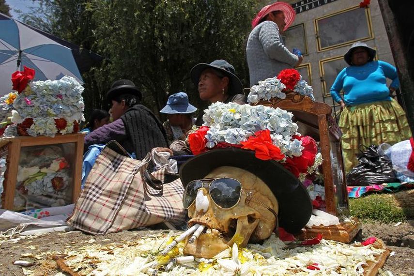 Centenares de devotos llevaron sus calaveras a una capilla del cementerio de La Paz para luego ser agasajadas por ser consideradas milagrosas, esta celebración es llamada de las Ñatitas