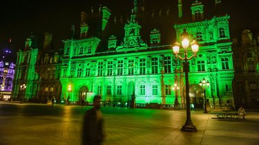 El Ayuntamiento de París se ilumina de verdad para marcar la desaprobación de la capital francesa y de su alcalde, Anne Hidalgo, con la decisión del presidente Donald Trump de retirarse del Acuerdo de París. 
