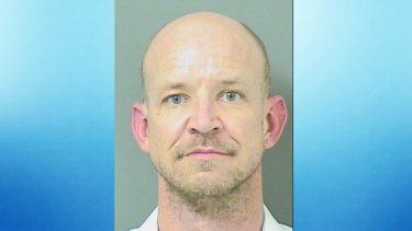 Robert Krasnicki, de 42 años, fue arrestado por la policía del distrito escolar de Palm Beach.&nbsp;