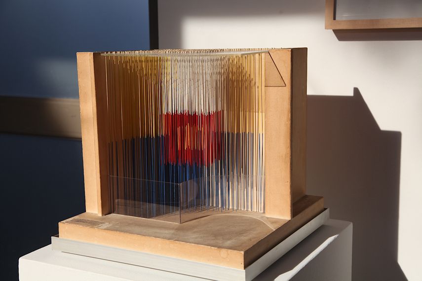 Maqueta para Blanco, Rojo y Plata (1970), obra de Jesús Rafael Soto. Como se lee en la descripción de la pieza, este modelo y dibujo en particular precedieron a una instalación que se encuentra hoy en la casa de la familia Capriles, en Caracas, Venezuela.&nbsp;