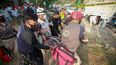 Rescatistas trasladan a una mujer herida en el accidente de un camión con migrantes en una autopista en Tuxtla Gutiérrez, en el estado de Chiapas, México, el 9 de diciembre de 2021.