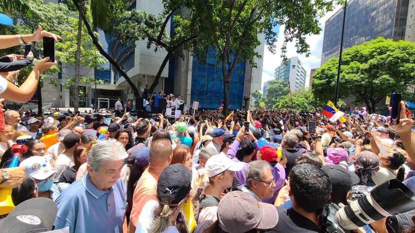 Una gran multitud de personas acató la convocatoria opositora a pesar de las amenazas, persecución y represión de la dictadura chavista 