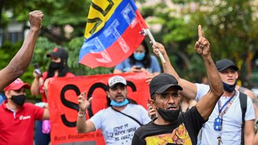 La gente protesta contra las nuevas medidas impuestas por el gobierno para combatir la pandemia COVID-19 por parte del comercio, el turismo, el entretenimiento, el arte y la cultura en Bogotá, Colombia, el 20 de enero de 2021. El alcalde de Bogotá colocó la capital bajo una noche toque de queda y anunció una cuarentena general el próximo fin de semana por tercera semana consecutiva para abordar las crecientes infecciones por coronavirus que amenazan con abrumar los hospitales de la ciudad.