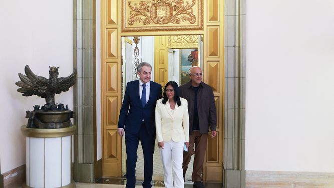 El expresidente español, José Luis Rodríguez Zapatero (izquierda), a la presidenta interina del régimen Venezuela, Delcy Rodríguez (centro), y al presidente de la Asamblea Nacional, Jorge Rodríguez, durante una reunión en el Palacio Presidencial de Miraflores en Caracas el 6 de febrero de 2026.