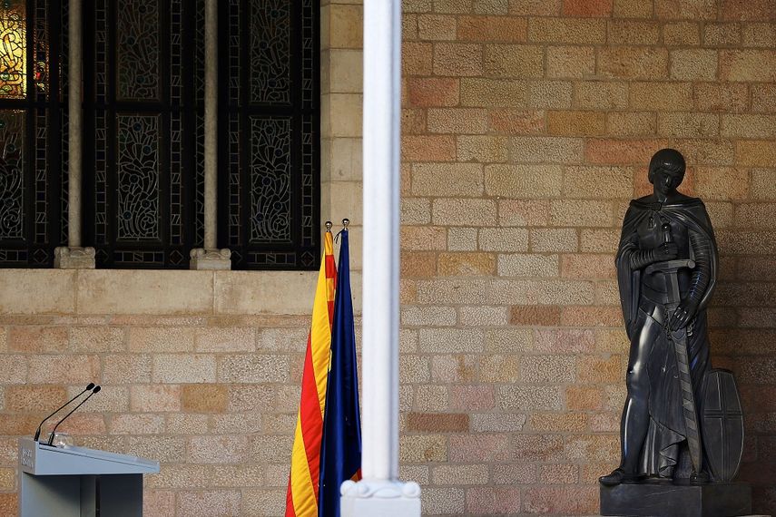Detalle del atril donde estaba prevista la comparecencia del presidente de la Generalitat, Carles Puigdemont.&nbsp;