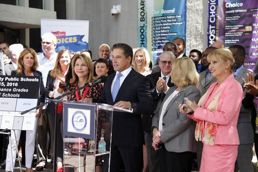 El superintendente del distrito escolar de Miami-Dade, Alberto Carvalho, durante la rueda de prensa en la que anunció las calificaciones de las escuelas 2016-2017. &nbsp;