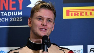 El piloto alemán Mick Schumacher habla durante una conferencia de prensa, el 6 de marzo de 2025.