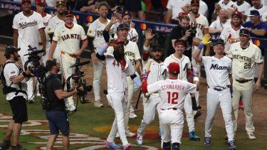 El toletero Kyle Schwarber (12), de los Filis de Filadelfia, celebra con el resto de sus compañeros de la Liga Nacional tras conectar tres jonrones en el Swing Off que decidió el Juego de Estrellas, el 15 de julio de 2025.