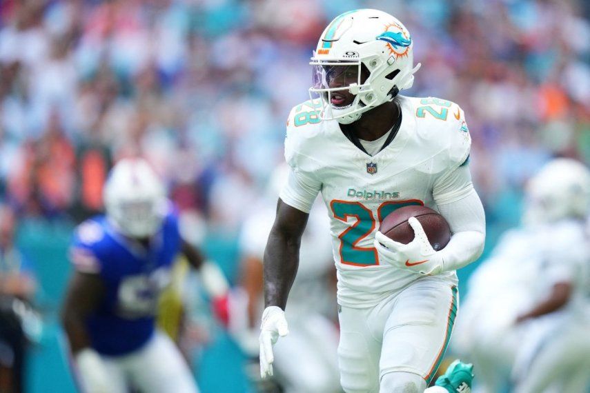 DeVon Achane, #28 de los Miami Dolphins, completó 1.000 yardas por primera vez en su carrera&nbsp;