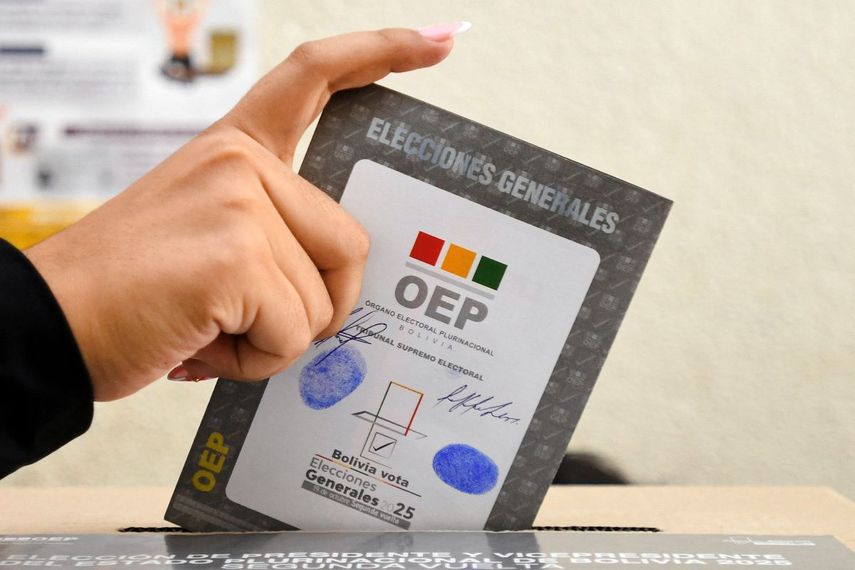 Una mujer emite su voto en un colegio electoral durante la segunda vuelta de las elecciones presidenciales en Santa Cruz, Bolivia, el 19 de octubre de 2025. Los bolivianos acuden a las urnas para elegir entre los candidatos de oposición Jorge Tuto Quiroga y el senador Rodrigo Paz, ambos con promesas de cambio, mientras el país de unos 12 millones de habitantes ve el fin de dos décadas de gobierno socialista.
