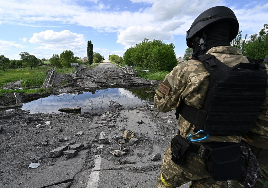 Un militar ucraniano junto a un puente destruido cerca de la aldea de Ruska Lozova, al norte de Kharkiv, el 28 de mayo de 2022, en medio de la invasión rusa de Ucrania. &nbsp;