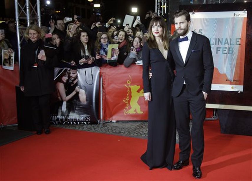 Dakota Johnson posa junto a su compañero de reparto Jamie Dornan en Berlín. (AP)