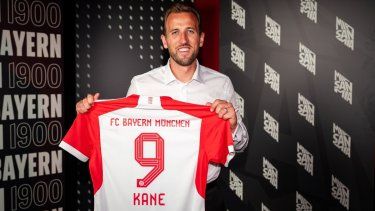 El inglés Harry Kane posa con la camisa del Bayern Múnich en su presentación