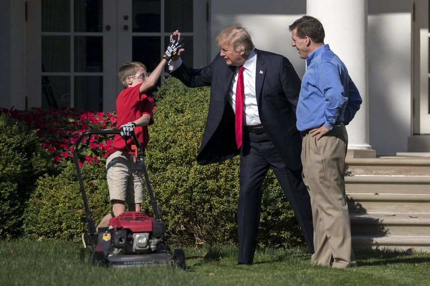 El presidente Donald&nbsp;Trump&nbsp;(c) choca los cinco con Frank Giaccio (i), el hijo de Greg Giaccio (d), mientras corta el césped del jardín de la Casa Blanca en Washington, Estados Unidos, este 15 de septiembre de 2017.&nbsp;Donald&nbsp;Trump&nbsp;aceptó la oferta de Giaccio después de recibir una carta en la que decía que sería un honor cortar el césped de la Casa Blanca.&nbsp;