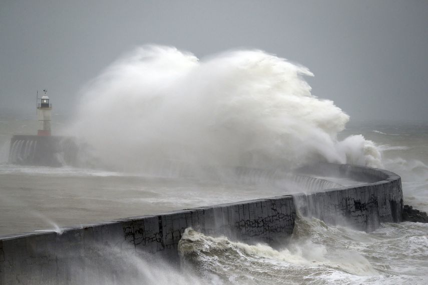 Olas rompiendo contra un dique en Newhaven, sureste de Inglaterra, al paso de la tormenta Ciara por Gran Breta&ntilde;a, el domingo 9 de febrero de 2020.&nbsp;