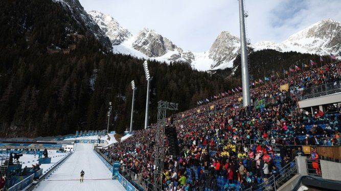 Un atleta cruza la meta en una competición de los Juegos Olímpicos de Invierno, el 13 de febrero de 2026.