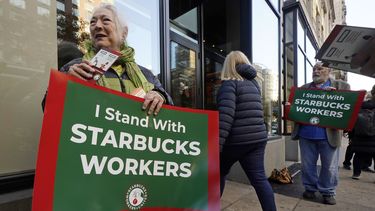 Arlene Geiger sostiene un cartel de apoyo a los trabajadores de Starbucks frente a un establecimiento de la cadena en Upper West Side, Nueva York.&nbsp;