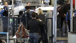 Imagen referencial de oficiales de la TSA realizando el chequeo a pasajeros. Imagen referencial de oficiales de la TSA realizando el chequeo a pasajeros.