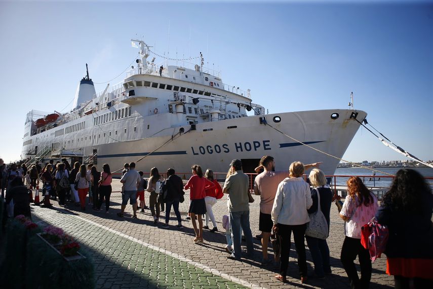 El barco Logo Hope, que cuenta con la&nbsp;biblioteca&nbsp;flotante&nbsp;más grande del mundo, se encuentra en el Puerto de Montevideo, en Uruguay.
