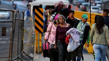 Autoridades ecuatorianas advirtieron este miércoles de un aumento del flujo de migrantes venezolanos en el puente de Rumichaca, en la frontera con Colombia, para cruzar el país hasta Perú, antes que entre en vigor la exigencia de visado que Lima les pedirá desde el próximo sábado.&nbsp;