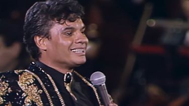 Imagen de Juan Gabriel en su primer concierto en Bellas Artes, México, en 1990. La histórica presentación llega a los cines en el filme Juan Gabriel: Mi Primer Bellas Artes.