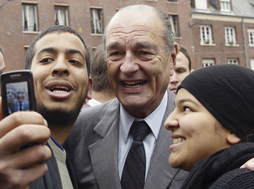 En esta imagen de archivo del 14 de noviembre de 2006, el presidente de Francia, Jacques Chirac, posa con ciudadanos durante una visita a Amiens, en el norte de Francia.&nbsp;