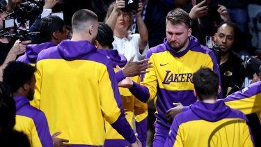 &nbsp;Luka Doncic #77 de Los Angeles Lakers es presentado antes del partido contra los Dallas Mavericks en el American Airlines Center el 9 de abril de 2025 en Dallas, Texas.