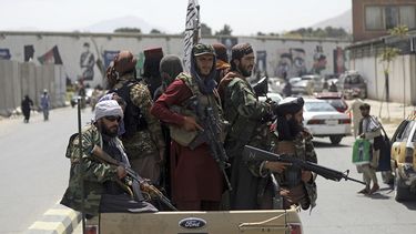 Milicianos talibanes patrullan Kabul, Afganistán, jueves 19 de agosto de 2021. 