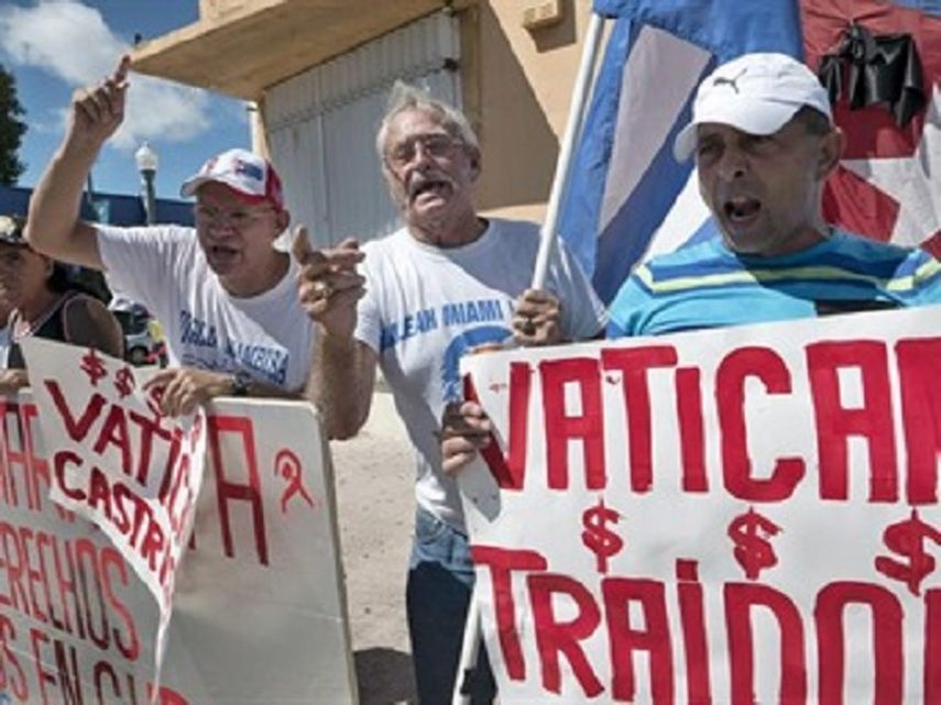Los manifestantes declararon al papa Francisco y al cardenal cubano Jaime Ortega personas non grata. (EFE)