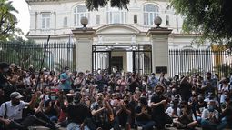 Jóvenes se agrupan frente al Ministerio de Cultura en Cuba para pedir libertad de expresión.