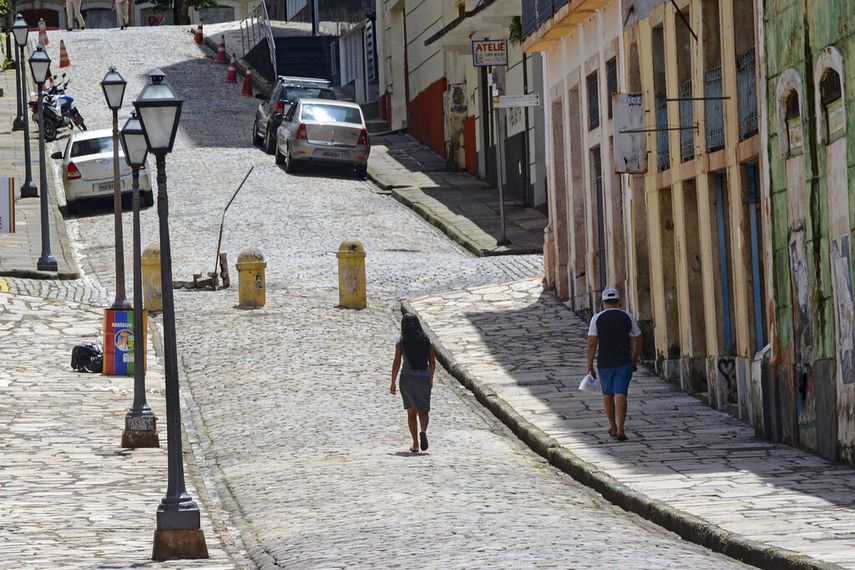 Unas personas caminan en una calle vac&iacute;a durante el confinamiento impuesto por el gobierno local para frenar la propagaci&oacute;n del nuevo coronavirus en Sao Luis, en el estado de Maranhao, Brasil, el martes 5 de mayo de 2020.