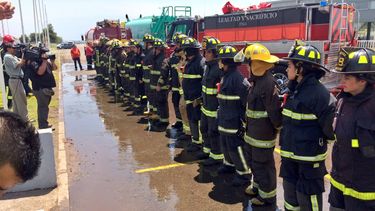 Personal de #bomberosdechile&nbsp;apostado en el Aeropuerto de Santiago rinde un minuto de silencio por el primer mártir en los incendios forestales.