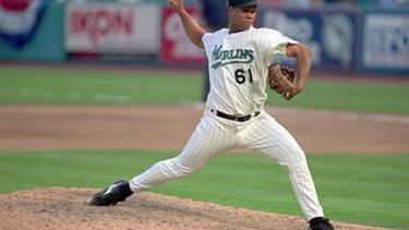 Hernández tuvo momentos brillantes con el uniforme de los Marlins, donde ganó el anillo de campeón. (ARCHIVO)