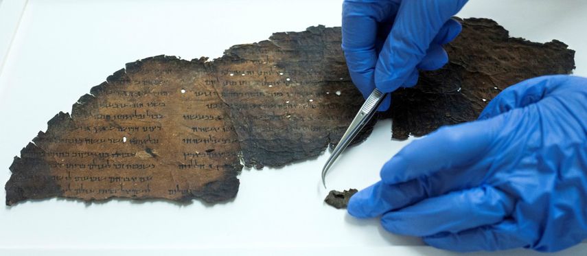 Un conservador muestra un fragmento de pergamino encontrado en Jerusalén.&nbsp;