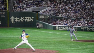Roki Sasaki (izq.) de Los Angeles Dodgers lanza durante el partido de béisbol entre Los Angeles Dodgers y Chicago Cubs en la Serie de Tokio de la MLB en el Tokyo Dome en Tokio el 19 de marzo de 2025.&nbsp;