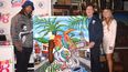 Yotuel Romero, el rey del Carnaval de Miami 2022, junto Joe Carollo, comisionado de Miami, y la artista Laura Chirino, creadora del póster de esta edición del Carnaval.&nbsp;