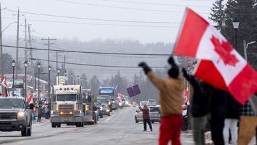 Manifestantes y partidarios protestan contra un mandato de vacunación contra el COVID-19 en Thunder Bay, Canadá, el miércoles 26 de enero de 2022.   