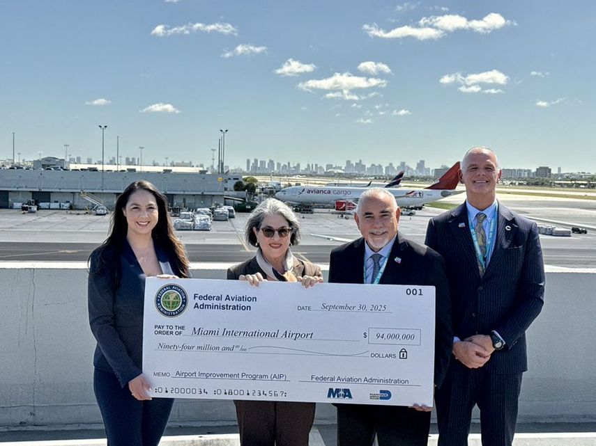 La comisionada del condado de Miami-Dade, Natalie Milian Orbis, la alcaldesa Daniella Levine Cava, el director de operaciones del condado, Jimmy Morales, y el director ejecutivo de MIA, Ralph Cutié, con el cheque de $94 millones de la FAA.